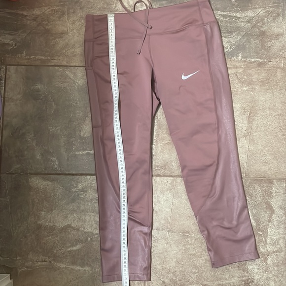Sport cropped legging-Nike- like new condition - Picture 9 of 9
